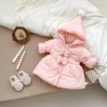 Dettaglio del cappotto invernale rosa per neonata con fiocchi e bordi in peluche - 73cm / Rosa