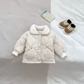 Detalle del pelele acolchado de invierno para bebé con cuello de forro polar - Talla 90 / Chaqueta Acolchada