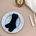 Detail der schwarzen gerippten Baby-Leggings aus weicher, gekämmter Baumwolle - S (12-24 Monate) / Schwarz