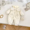 Dettaglio della tutina trapuntata color crema con ricamo floreale e colletto in pizzo - 73 / Bianco avorio