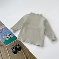 Detalle de camiseta infantil de manga larga a rayas con cuello alto y algodón suave - Long Sleeve Striped T-Shirt / Negro / 73cm