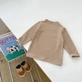 Vista de detalle de camiseta de algodón a rayas para bebé en colores marrón y blanco clásico - Long Sleeve Striped T-Shirt / Color Avena / 73cm