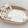 Détail d'un haut à manches longues en dentelle brodée pour bébé et chaussures assorties - 73 / Chemise brodée blanche