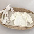 Detail von Babyhemd mit Peter-Pan-Kragen und Spitzenschuhen im Weidenkorb - 66cm / Hemd Oberteil