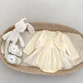 Detailansicht von Babymädchen Sommer-Tüllkleid mit gelber Strickjacke im Geschenkkorb - Aprikose / 66CM