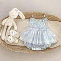 Vista piatta di set pagliaccetto floreale per neonati con gonna in tulle e lacci - 66CM / Blu