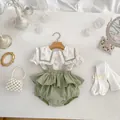 Flat lay από βρεφικό φλοράλ πουκάμισο και πράσινο φορμάκι με vintage διακοσμητικά στοιχεία - 66 / Πράσινο