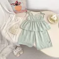 Detail von mintgrünem Leinen-Set für Mädchen mit Rüschen-Oberteil und weiter Hose - Grün