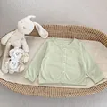 Detailoverzicht van lichtgroen babyvestje met ribgebreid patroon en witte knopen - 73cm / Groen
