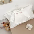 Detalle de blusa blanca de algodón para niña con cuello Peter Pan y bordado de cerezas - Camisa bordada blanca / Blanco / 73