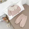 Mädchen Waffelstrick-Set in Morandi-Rosa mit weißem Spitzenkragen und Stickerei-Details - 73cm / Rosa
