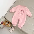 Roze baby boxpakje met 3D-konijntjes en Cherry Bunny-print plat neergelegd op bed - Maat 66 / Roze