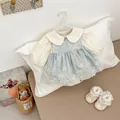 Robe barboteuse bleue pour bébé avec broderie florale et chaussures en dentelle - 66 / Set