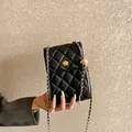 Schwarze Mini-Umhängetasche aus gestepptem Leder mit goldener Kamelien-Metallschnalle - Schwarz