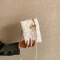 Elegante weiße gesteppte Handy-Tasche mit goldener Kamelien-Schnalle und Kette - Gebrochenes Weiß