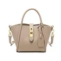Elegante bolso de cubo en cuero beige con textura de lichi y herrajes dorados - Color Té con Leche