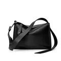Bolso de hombro en cuero negro con aro metálico plateado y correa ancha ajustable - Negro