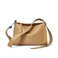Bolso bandolera minimalista en cuero color canela con herrajes plateados y acabado mate - Albaricoque