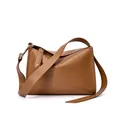 Elegante bolso de hombro en cuero genuino marrón con aro plateado y correa ancha - Marrón