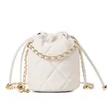 Elegante weiße Beuteltasche aus Kalbsleder mit Rautensteppung und Goldkette - Weiß