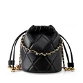Elegante schwarze gesteppte Eimer-Tasche aus Kalbsleder mit goldener Gliederkette - Schwarz
