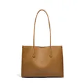 Bolso tote grande y minimalista de cuero marrón con correas finas sobre fondo blanco - Caqui Sal Claro