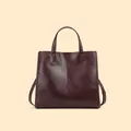 Borsa tote verticale in pelle bordeaux con cucitura centrale e tracolla regolabile - caffè