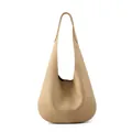 Minimalistische camel lederen shopper met korrelige textuur en brede schouderriem - Abrikoos