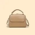 Sac Boston en cuir kaki clair avec poignée supérieure et bandoulière réglable chic - Abricot