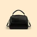 Sac Boston classique en cuir noir avec texture litchi et bandoulière amovible - Noir