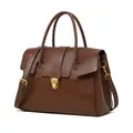 Borsa tote in pelle marrone scuro con fibbia a scudo dorata e tracolla regolabile - Marrone Scuro