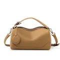 Borsa Boston in vera pelle marrone cammello con tracolla e motivo a litchi - Colore caramello