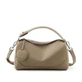 Borsa Boston in pelle bovina kaki motivo lychee con tracolla e dettagli in argento - grigio elefante
