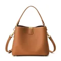 Borsa tote in pelle martellata marrone caramello con finiture in oro e tracolla - Marrone
