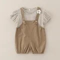 Set estivo per bambina con maglietta a righe e salopette kaki e dettaglio floreale - 80cm / Set Salopette a Righe con Fioretto - Caffè Chiaro