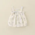 Ärmelloses cremefarbenes Baby-Blumenkleid mit blauen Blumen- und Schmetterlingsprints - 66 / Kleider / Blau
