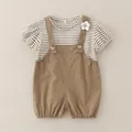 Ensemble bébé en coton avec t-shirt rayé et salopette kaki à détail floral doux - 80cm / Ensemble Salopette à Rayures Et Petite Fleur - Café Clair