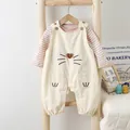 Rosa gestreiftes Top und cremefarbene Latzhose mit Katzenstickerei für Babys - 66cm / Oberteil Und Unterteil / Gebrochenes Weiß