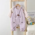 Baby-Baumwollset mit rosa gestreiftem Oberteil und lila Katzen-Latzhose für Kinder - 66cm / Oberteil Und Unterteil / Taroviolett