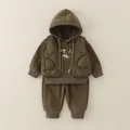 Set 3 pezzi bambino con felpa marrone, pantaloni e gilet trapuntato verde oliva - 90cm / Verde Militare