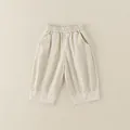 Pantalones beige de algodón para niñas con cintura elástica y borde de encaje blanco - 73 / Beige