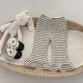 Detail van gestreepte gebreide broek voor meisjes met ruches en wafelstructuur - 73cm / Zwart-witte Strepen