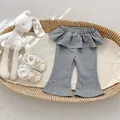 Detalle de pantalones acampanados grises para bebé con cintura de volantes suaves - 73cm / Gris