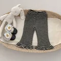 Detail van gestreepte uitlopende broek voor meisjes met ruches en elastiek - 73cm / Zwart-witte Strepen