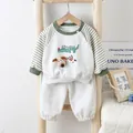 Graues Baumwoll-Set für Kleinkinder mit 3D-Hundedekor und gestreiften Raglanärmeln - 73cm / Set / Grün