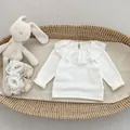 Detalle de body de algodón para bebé con cuello de encaje y textura acanalada - 73 / Camiseta de Base Blanca