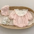 Detalle del conjunto de body rosa a cuadros para bebé con gorro y zapatos a juego - Pelele + Sombrero + Zapatos / Rosa / 66cm