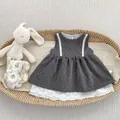 Detalle de vestido de lunares para niña con encaje blanco y etiqueta de talla en la cesta - 73 / Vestido de Lunares