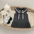 Detail van een grijs babymatrozenjurkje met witte kraag en contrasterende strik - Donkergrijze Marine Kraag Jurk / 73