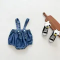 Barboteuse en jean pour bébé avec taille élastique et boutons blancs sur plateau - Salopette Bleu Denim / 90cm